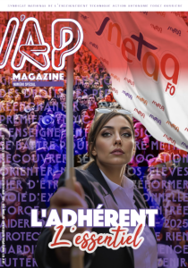 Une femme tient un drapeau sur lequel on peut lire snetaa FO devant une foule nombreuse. Le texte de la couverture indique LADHÉRENT Lessentiel et IAP MAGAZINE avec des lettres et des visages superposés en arrière-plan.